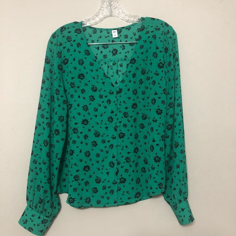 BP. Women’s M Medium Green Floral Button V Neck Blouse